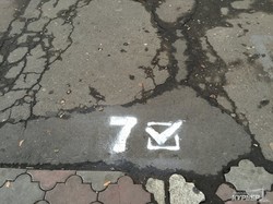 В Киевском районе Одессы неизвестные агитируют на асфальте за "седьмой номер" (ФОТО)