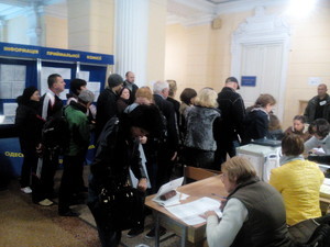 Избирательный участок в Одесском медуниверситете показывает рекордную явку избирателей (ФОТО, обновляется)