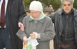 На поселке Котовского в Одессе подкупают избирателей: фальсификаторов защищают титушки (ФОТО, обновлено)