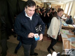 Саакашвили приехал голосовать на велосипеде (ФОТО)