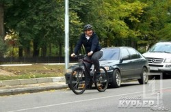 Саакашвили приехал голосовать на велосипеде (ФОТО)