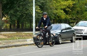 Саакашвили приехал голосовать на велосипеде (ФОТО)