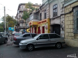 Одесские автохамы заняли весь тротуар на улице Успенской (ФОТО)