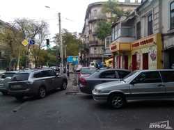 Одесские автохамы заняли весь тротуар на улице Успенской (ФОТО)