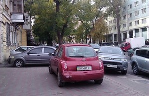 Одесские автохамы заняли весь тротуар на улице Успенской (ФОТО)