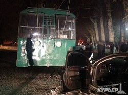 В Одессе легковушка врезалась в троллейбус и загорелась (ФОТО)