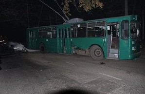 В Одессе легковушка врезалась в троллейбус и загорелась (ФОТО)