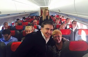 Саакашвили полетел в Варшаву обычным авиарейсом: селфи-фотосессия