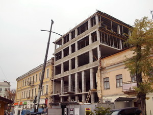 В Одессе строят высотку в десяти метрах от Дерибасовской - под видом реконструкции старого дома (ФОТО)