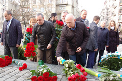 Одесситы начали празднование второй годовщины Евромайдана с возложения цветов (ФОТО)