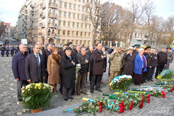 Одесситы начали празднование второй годовщины Евромайдана с возложения цветов (ФОТО)