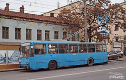 Одесский троллейбус провалился в яму на улице Большой Арнаутской (ФОТО)