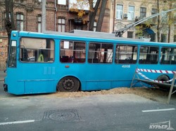 Одесский троллейбус провалился в яму на улице Большой Арнаутской (ФОТО)