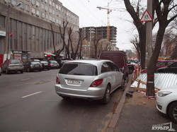 Движение троллейбусов в центре Одессы заблокировал "Мерседес" с армянскими номерами (ФОТО)