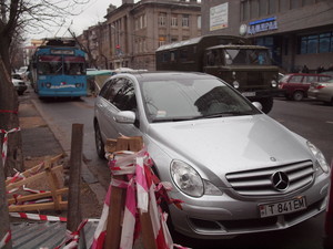 Движение троллейбусов в центре Одессы заблокировал "Мерседес" с армянскими номерами (ФОТО)
