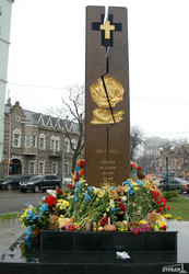 Свечи, цветы и молчаливый марш: в Одессе почтили память жертв Голодомора (ФОТО)