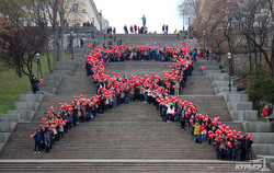 Одесситы выстроились в огромную красную ленту на Потемкинской лестнице (ФОТО)