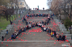 Одесситы выстроились в огромную красную ленту на Потемкинской лестнице (ФОТО)