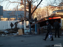 В Одессе сносят просроченные торговые будки около вокзала (ФОТО)