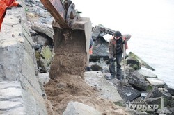 Дамбу Хаджибейского лимана срочно укрепляют строительным мусором (ФОТО)