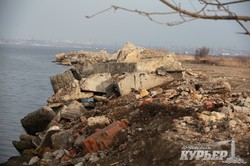 Дамбу Хаджибейского лимана срочно укрепляют строительным мусором (ФОТО)
