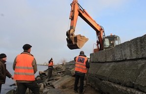 Дамбу Хаджибейского лимана срочно укрепляют строительным мусором (ФОТО)