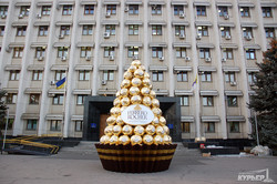 У Одесской областной администрации рекламируют шоколадные конфеты новогодней елкой (ФОТО)