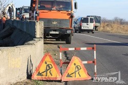Опасную дамбу на окраине Одессы продолжают укреплять строительным мусором (ФОТО)