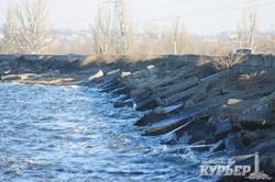 Опасную дамбу на окраине Одессы продолжают укреплять строительным мусором (ФОТО)