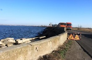 Опасную дамбу на окраине Одессы продолжают укреплять строительным мусором (ФОТО)