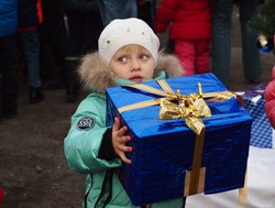 Одесские волонтеры поздравили переселенцев из Донбасса и Крыма с Новым годом (ФОТО)