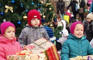 Одесские волонтеры поздравили переселенцев из Донбасса и Крыма с Новым годом (ФОТО)