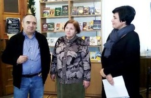 Библиотеки города получили книги в подарок от Всемирного клуба одесситов