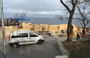 К старинной башне бывшей Одесской крепости пристраивают псевдоаутентичный новодел