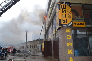 Одесские пожарные подавали воду к горящему ночному клубу за 750 метров