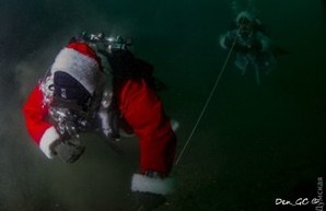 Одесские дайверы празднуют Новый год под водой