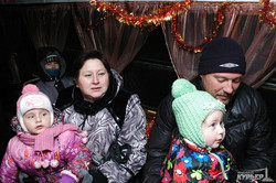 В Одессе Дед Мороз и Снегурочка поменяли сугроб на трамвай (ФОТО)