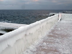 Море на побережье Одессы начинает замерзать (ФОТО)