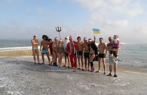 Одесские "моржи" провели новогоднее купание в море