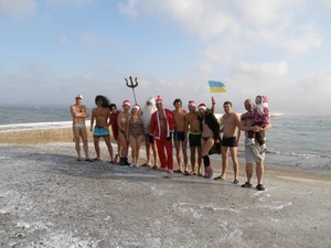 Одесские "моржи" провели новогоднее купание в море