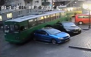 Одесский троллейбус без тормозов протаранил машины и мусорные баки (ВИДЕО)