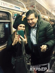 Саакашвили борется с коррупцией селфи-фотосессией в харьковском метро (ФОТО)