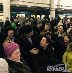 Саакашвили борется с коррупцией селфи-фотосессией в харьковском метро (ФОТО)