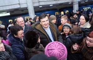 Саакашвили борется с коррупцией селфи-фотосессией в харьковском метро (ФОТО)