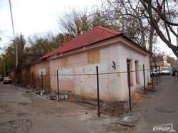 В Одессе снесли старый домик около Мавританской арки (ФОТО)