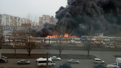 Огонь охватил одесский рынок на поселке Котовского (ФОТО)