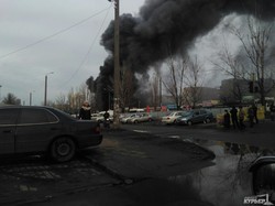 Огонь охватил одесский рынок на поселке Котовского (ФОТО)
