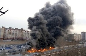 Огонь охватил одесский рынок на поселке Котовского (ФОТО)