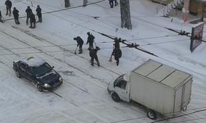 Улицу в центре Одессы расчищают военные (ФОТО)
