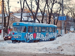 Некоторые одесские трамваи уже третьи сутки стоят на улице в снегу (ФОТО)